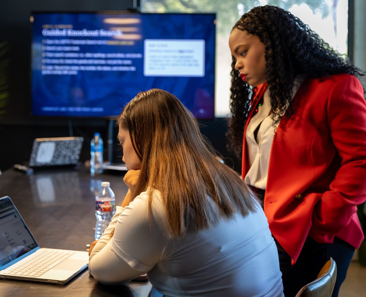 Jennifer Brantley guiding an attendee through a search on a laptop